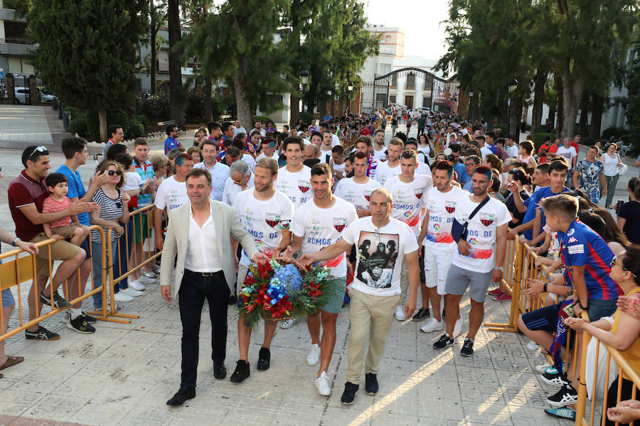 Los aficionados han esperado la llegada del autobús descapotable que ha llevado al equipo desde las bodegas donde han tenido hoy un almuerzo. Tras los cánticos y saltos en el balcón del Ayuntamiento, los jugadores junto al cuerpo técnico y a la directiva, se han dirigido al salón de plenos municipal, donde el alcalde, José García Lobato, ha presidido la recepción oficial .