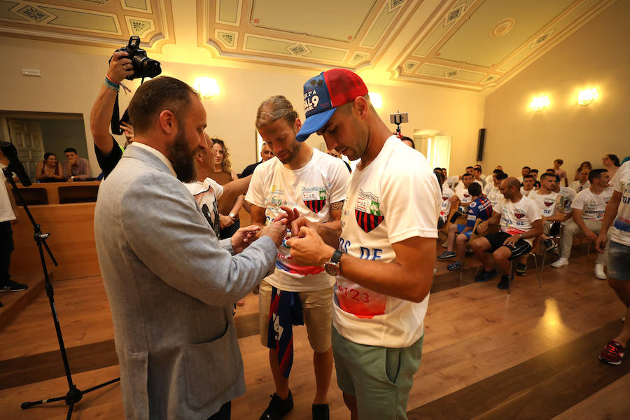 Los aficionados han esperado la llegada del autobús descapotable que ha llevado al equipo desde las bodegas donde han tenido hoy un almuerzo. Tras los cánticos y saltos en el balcón del Ayuntamiento, los jugadores junto al cuerpo técnico y a la directiva, se han dirigido al salón de plenos municipal, donde el alcalde, José García Lobato, ha presidido la recepción oficial .