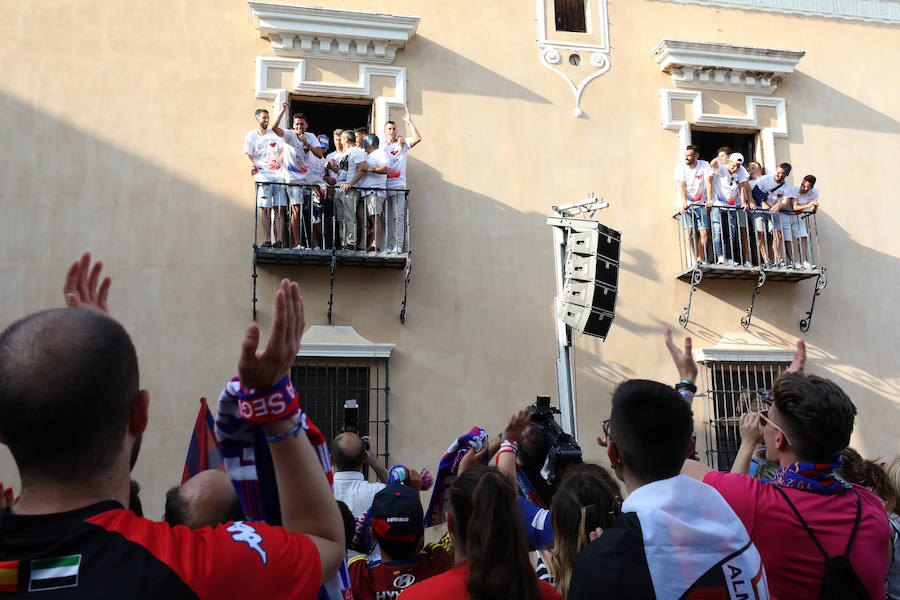 Los aficionados han esperado la llegada del autobús descapotable que ha llevado al equipo desde las bodegas donde han tenido hoy un almuerzo. Tras los cánticos y saltos en el balcón del Ayuntamiento, los jugadores junto al cuerpo técnico y a la directiva, se han dirigido al salón de plenos municipal, donde el alcalde, José García Lobato, ha presidido la recepción oficial .
