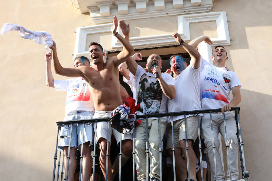 Los aficionados han esperado la llegada del autobús descapotable que ha llevado al equipo desde las bodegas donde han tenido hoy un almuerzo. Tras los cánticos y saltos en el balcón del Ayuntamiento, los jugadores junto al cuerpo técnico y a la directiva, se han dirigido al salón de plenos municipal, donde el alcalde, José García Lobato, ha presidido la recepción oficial .