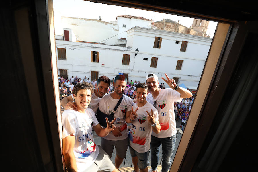 Los aficionados han esperado la llegada del autobús descapotable que ha llevado al equipo desde las bodegas donde han tenido hoy un almuerzo. Tras los cánticos y saltos en el balcón del Ayuntamiento, los jugadores junto al cuerpo técnico y a la directiva, se han dirigido al salón de plenos municipal, donde el alcalde, José García Lobato, ha presidido la recepción oficial .