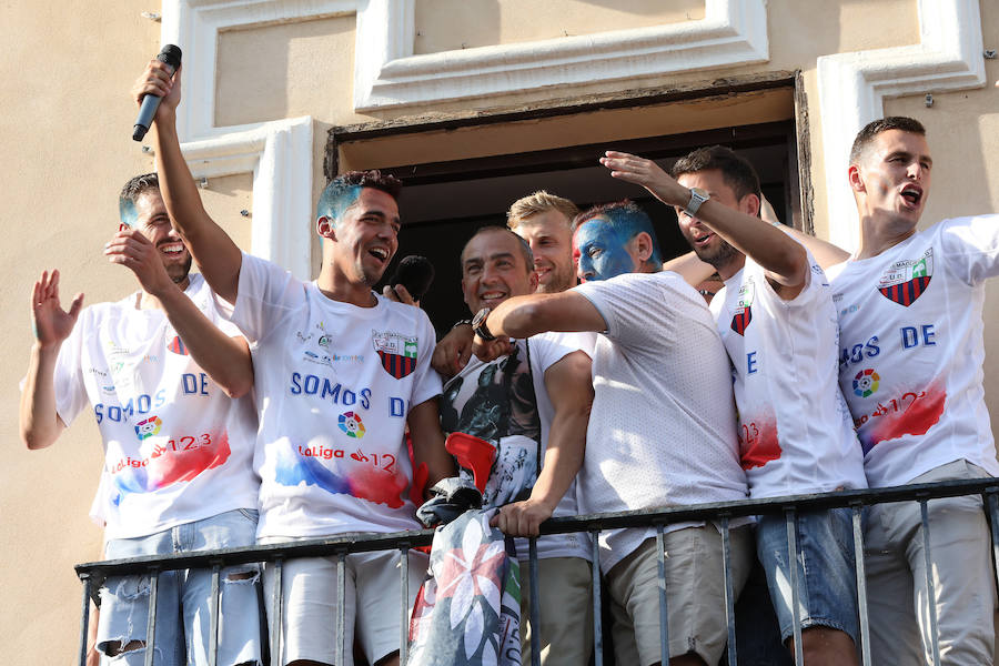 Los aficionados han esperado la llegada del autobús descapotable que ha llevado al equipo desde las bodegas donde han tenido hoy un almuerzo. Tras los cánticos y saltos en el balcón del Ayuntamiento, los jugadores junto al cuerpo técnico y a la directiva, se han dirigido al salón de plenos municipal, donde el alcalde, José García Lobato, ha presidido la recepción oficial .