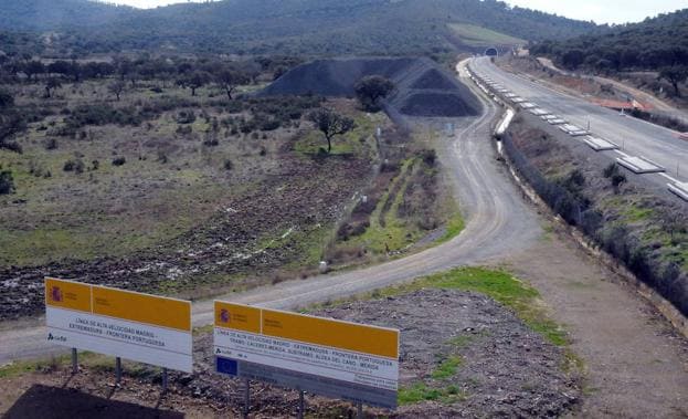 Acopio de balasto para el tren de altas prestaciones cerca de Rincón de Ballesteros, en Cáceres.