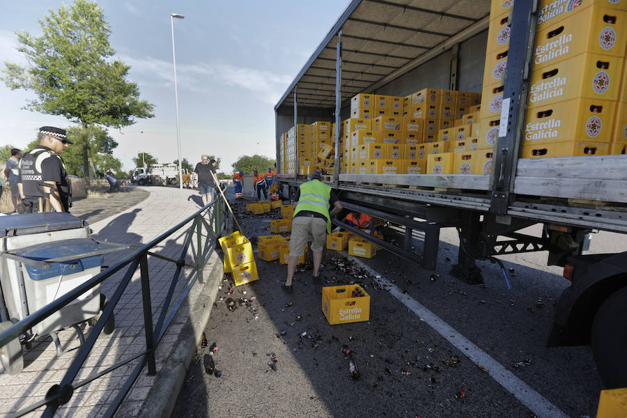 Alrededor de las siete de la tarde un camión trailer de Cea (Orense) perdió media carga de cervezas Estrella de Galicia en la Ronda Norte, a la altura de la avenida Héroes de Baler. Cientos de botellines se rompieron al caer en una curva, llenando la zona de un intenso olor a cerveza. Al lugar del accidente acudieron agentes de la Policía Local, que regularon el tráfico mientras trabajadores de Conyser realizaron labores de limpieza, que duraron varias horas. 