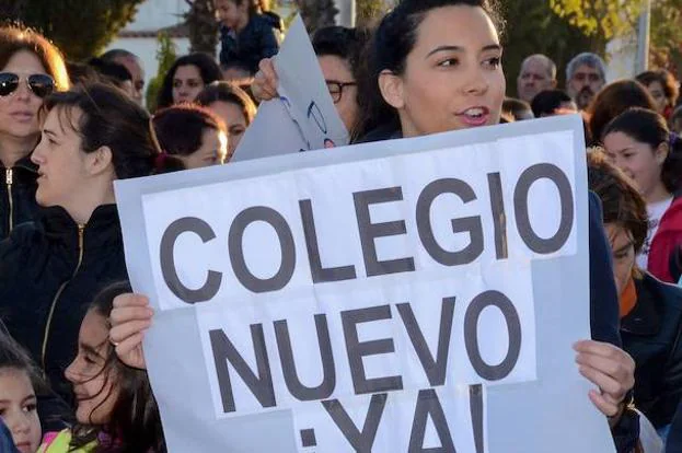 Vecinos de Gévora reivindican un colegio nuevo en 2016. :: hoy