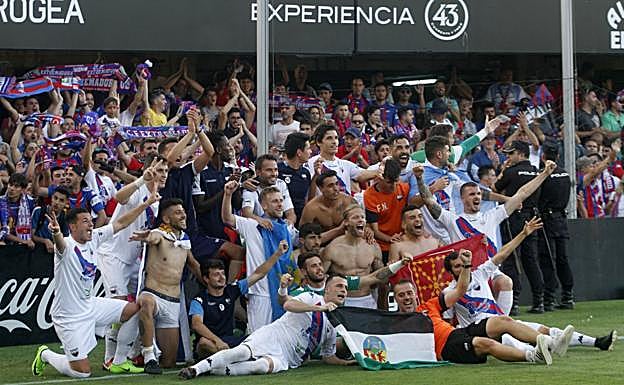 Celebración del Extremadura por su ascenso.