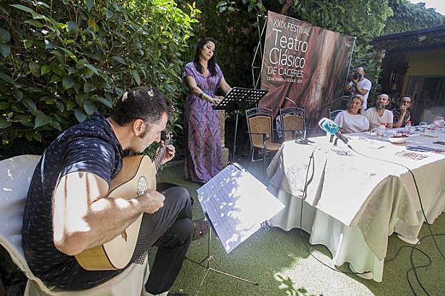 El Dúo Orpheo hizo un adelanto de su concierto de anoche. :: j. rey