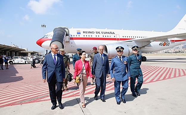 La ministra de Defensa, Margarita Robles, a su llegada a Beirut.