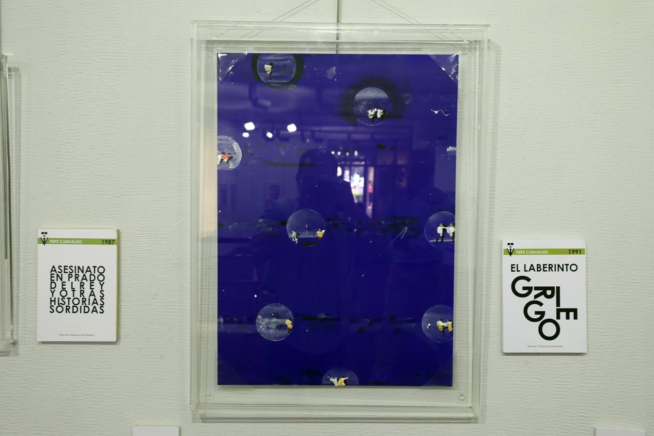 El centro cultural Santo Domingo de Fundación CB en Mérida acoge la muestra colectiva 'Pepe Carvalho', que compila obras de más de 40 artistas en homenaje a Manuel Vázquez Montalbán, que se puede visitar del 19 de junio al 20 de julio. La exposición hace un recorrido por los libros de la colección de Manuel Vázquez Montalbán; a cada artista se le facilitó un ejemplar de la serie y cada uno de ellos ha representado situaciones o sensaciones que el mismo le evocaba. Las obras han sido realizadas sobre papel, en homenaje al propio papel del libro. Son más de 40 artistas contemporáneos los que participan en esta exposición, entre ellos algunos de los más representativos del arte visual, como Plensa, Uslé, Arroyo, Feito, Leiro, Ballester, Ciria, Moix, Broto, Genovés o Lamas.