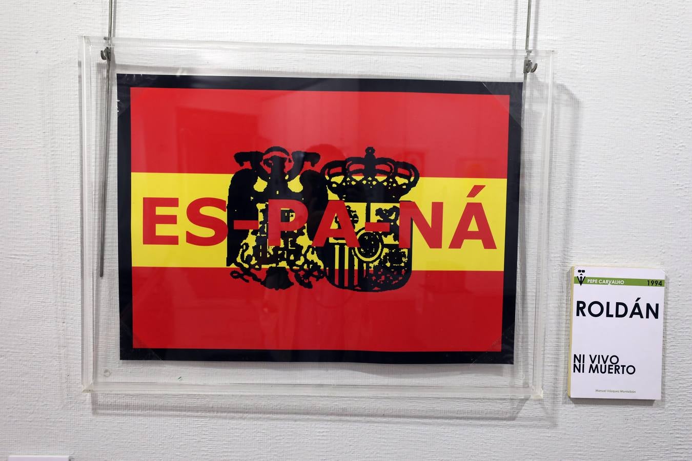 El centro cultural Santo Domingo de Fundación CB en Mérida acoge la muestra colectiva 'Pepe Carvalho', que compila obras de más de 40 artistas en homenaje a Manuel Vázquez Montalbán, que se puede visitar del 19 de junio al 20 de julio. La exposición hace un recorrido por los libros de la colección de Manuel Vázquez Montalbán; a cada artista se le facilitó un ejemplar de la serie y cada uno de ellos ha representado situaciones o sensaciones que el mismo le evocaba. Las obras han sido realizadas sobre papel, en homenaje al propio papel del libro. Son más de 40 artistas contemporáneos los que participan en esta exposición, entre ellos algunos de los más representativos del arte visual, como Plensa, Uslé, Arroyo, Feito, Leiro, Ballester, Ciria, Moix, Broto, Genovés o Lamas.