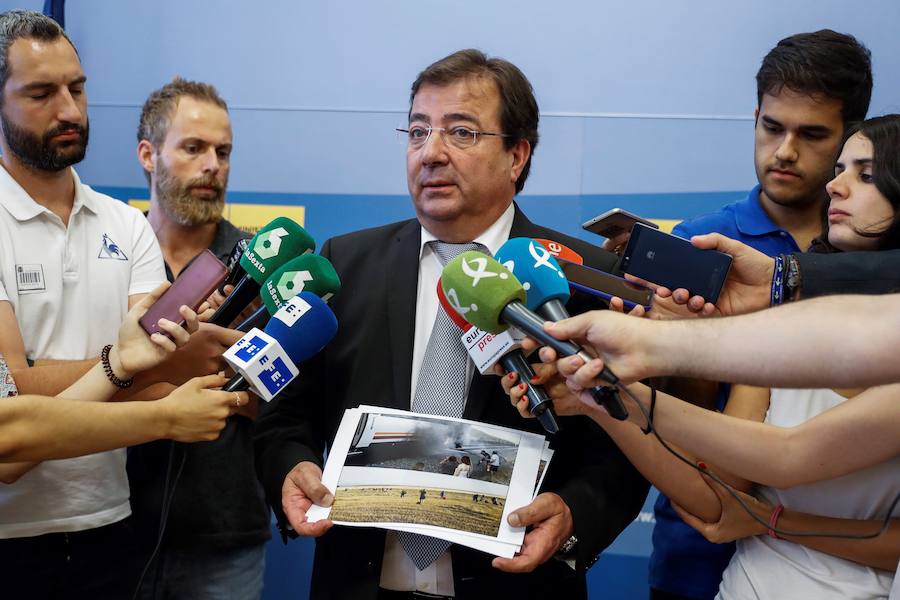 Guillermo Fernández Vara, con la foto de los pasajeros del tren en el erial, atiende a los medios de comunicación tras su reunión en Madrid con el ministro de Fomento José Luis Ábalos. 