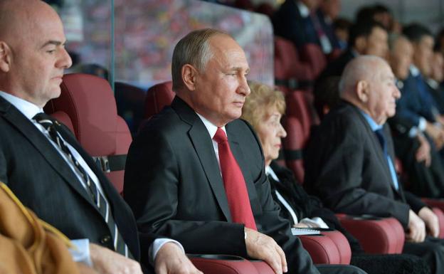 Putin, contemplando el partido que midió a Rusia con Arabia Saudí. 