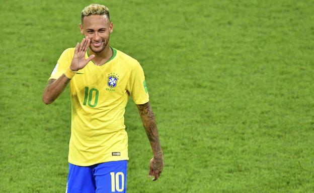 Neymar sonríe durante un partido. 