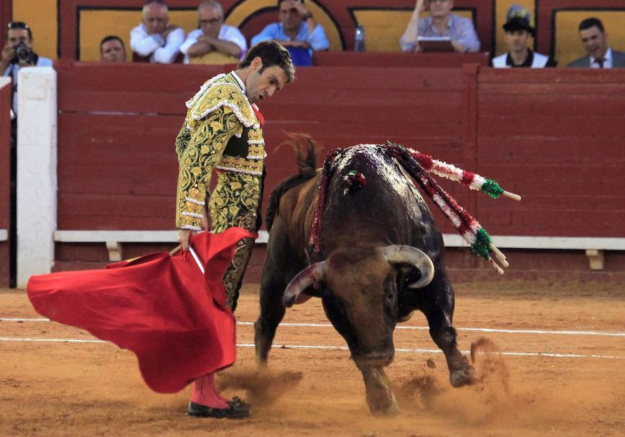 Dos faenas bellísimas del torero de Galapagar, exquisito con el capote, y tarde desatada de Miguel Ángel, que provoca el indulto de un nobilísimo toro de Jnadilla en Algeciras