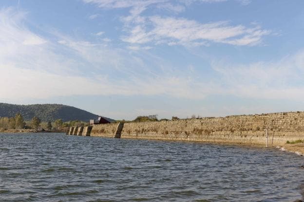 La presa romana de Proserpina contará en breve con un completo sistema de emergencia. :: j. m. romero