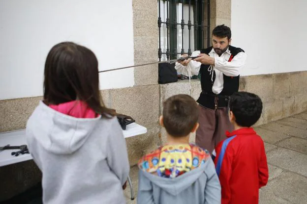 Los niños pudieron participar ayer en el taller de espadas del Siglo de Oro. :: armando méndez