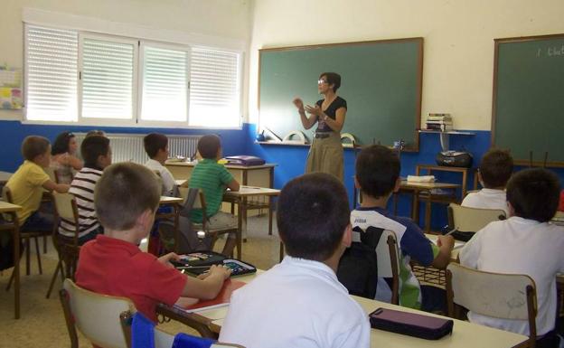 Imagen de archivo de una maestra impartiendo clase en un colegio de la región. 