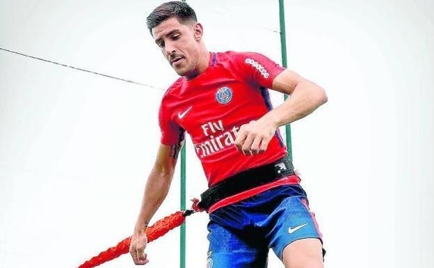 Yuri hace ejercicios de fuerza con sus compañeros del PSG. 