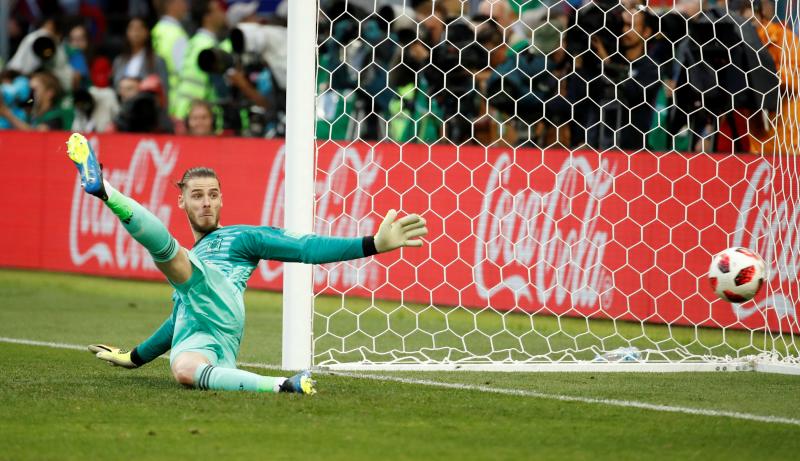 De Gea ve impotente cómo no puede evitar el gol en uno de los lanzamientos de penalti de la tanda contra Rusia.