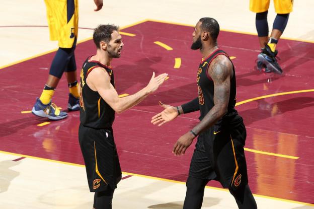 José Calderón y LeBron James en un partido de los Cavs. :: getty