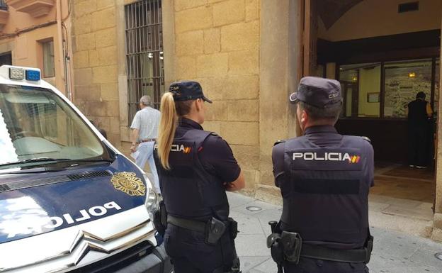 Agentes de Policía Nacional custodian la entrada de las dependencias del Ayuntamiento de Plasencia en el que han tenido lugar los registros