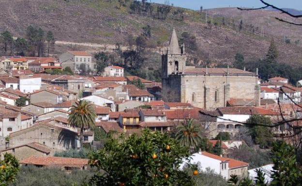 Vista panorámica de Hoyos, en la Sierra de Gata, con su iglesia parroquial a la derecha.