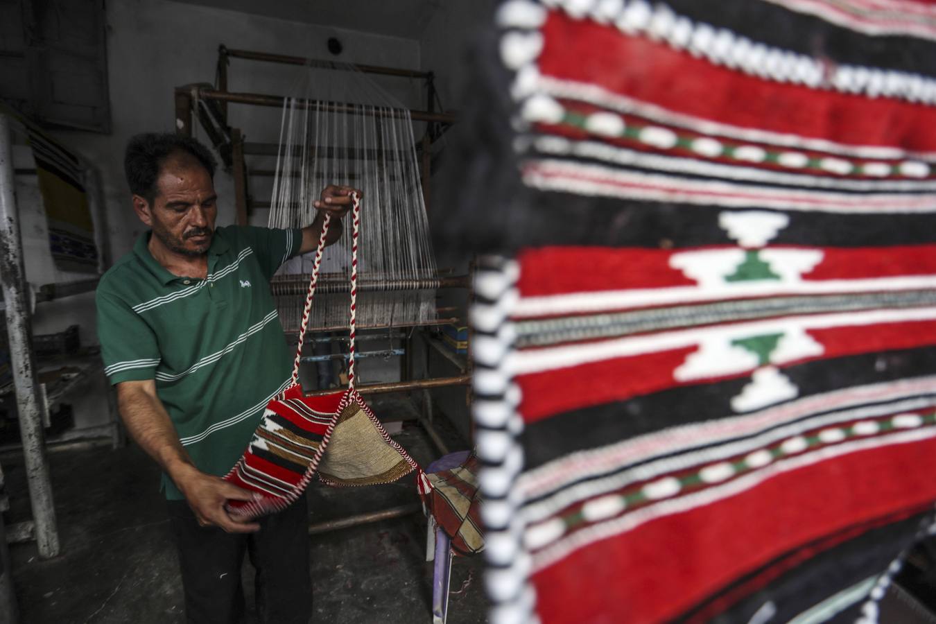 Ariha es una ciudad al norte de Siria, administrativamente parte de la Gobernación de Idlib, ubicada al sur de Idlib, famosa por sus alfombras árabes tradicionales tejidas con ayuda de un telar. El arte de tejer alfombras se transmite de generación en generación.
