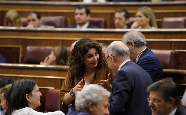 La ministra de Hacienda, María Jesús Montero, con el exministro Montoro en el Congreso. :: efe