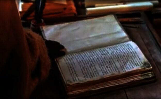 Escena de la película 'El nombre de la rosa', con el libro impregnado de veneno.