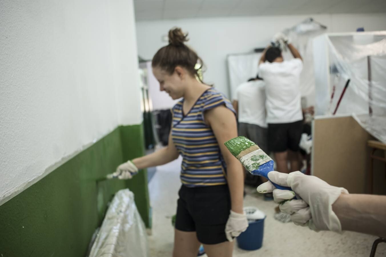 Los alumnos realizan tareas de reparación y mantenimiento del centro al tiempo que disfrutan de actividades socio-culturales