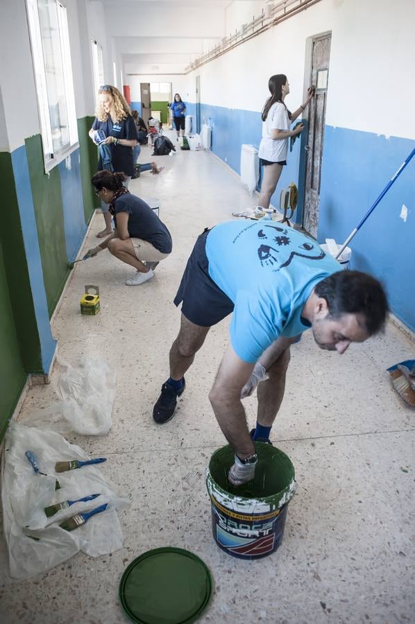Los alumnos realizan tareas de reparación y mantenimiento del centro al tiempo que disfrutan de actividades socio-culturales