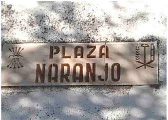Simbología franquista en ambos extremos del rótulo de la Plaza Naranjo, en Las Trescientas.