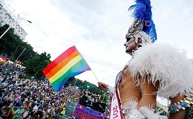 Galería. Miles de personas disfrutaron con el paso de las carrozas del Orgullo.