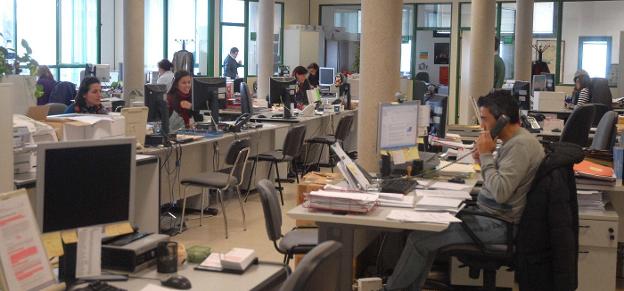 Imagen de archivo de empleados públicos en oficinas de la Junta de Extremadura. :: hoy