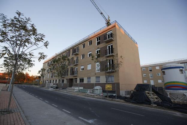 Imagen de un edificio en construcción en Cáceres. :: hoy