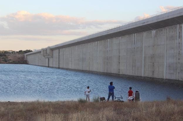 La presa del Búrdalo, en la cuenca del río Guadiana. :: j. pino