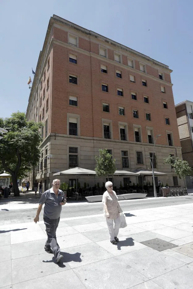 Edificio cacereño del INSS, antes INP o Perra Gorda. :: l. cordero