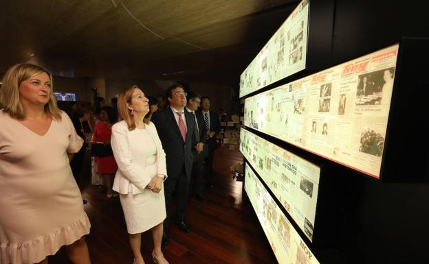 La presidenta de la Asamblea, Blanca Martín, y Ana Pastor, presidenta del Congreso, observan una exposición que recopila portadas históricas del diario HOY.