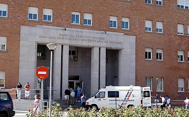 Fachada principal del Hospital Perpetuo Socorro de Badajoz. 