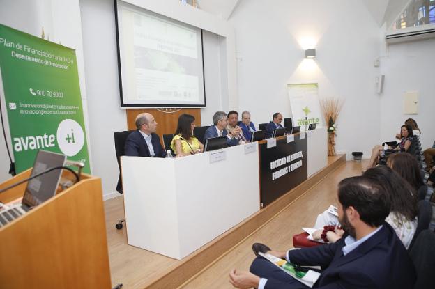 Jornada en la Facultad de Empresa, Finanzas y Turismo en la que se presentó el informe de Faedpyme. 