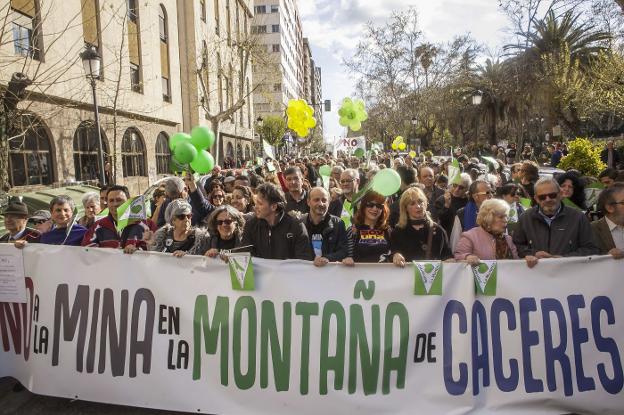 Manifestación contra la mina el pasado mes de abril. :: hoy