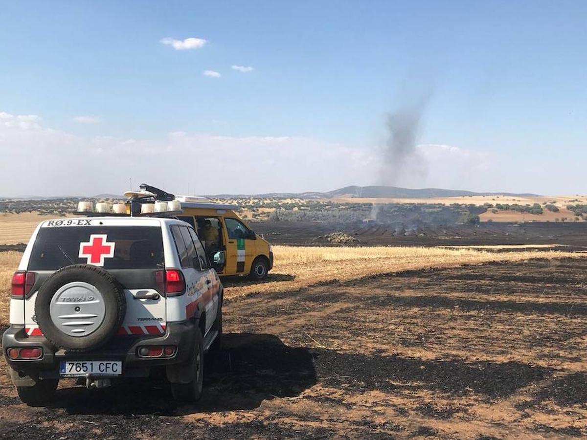 En las labores de extinción trabajan tres helicópteros y dos aviones anfibios