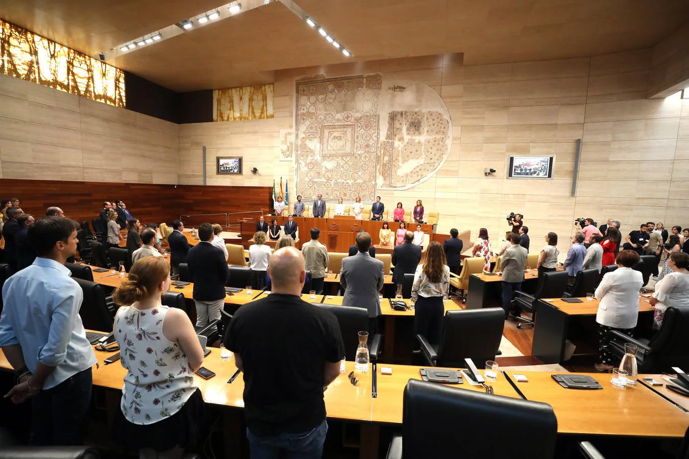 Acto institucional con motivo de la celebración del 40 aniversario de la Constitución y el 35 del Estatuto de Autonomía de Extremadura, con presencia de los integrantes de la Mesa del Congreso y de la Cámara regional.