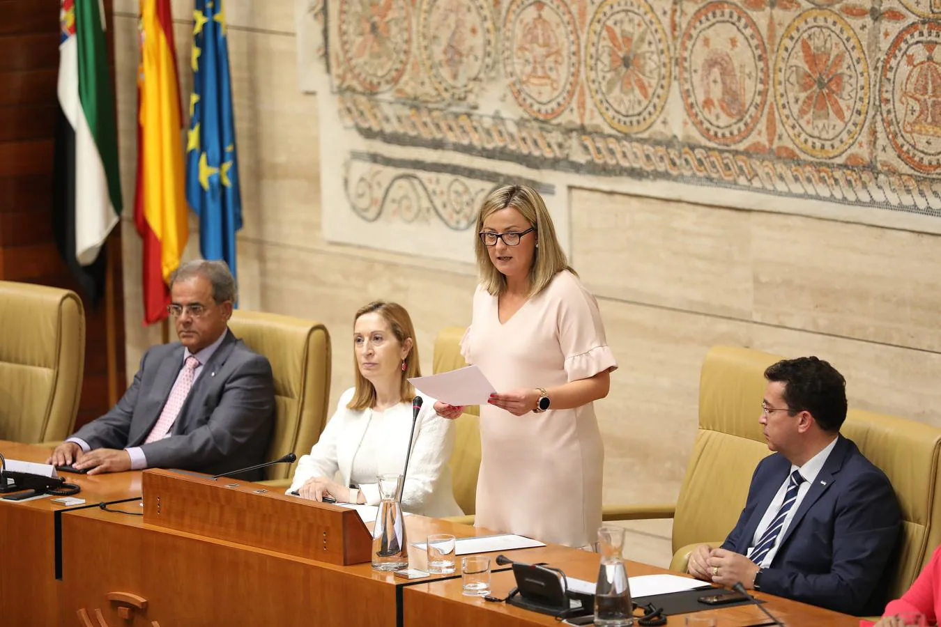 Acto institucional con motivo de la celebración del 40 aniversario de la Constitución y el 35 del Estatuto de Autonomía de Extremadura, con presencia de los integrantes de la Mesa del Congreso y de la Cámara regional.