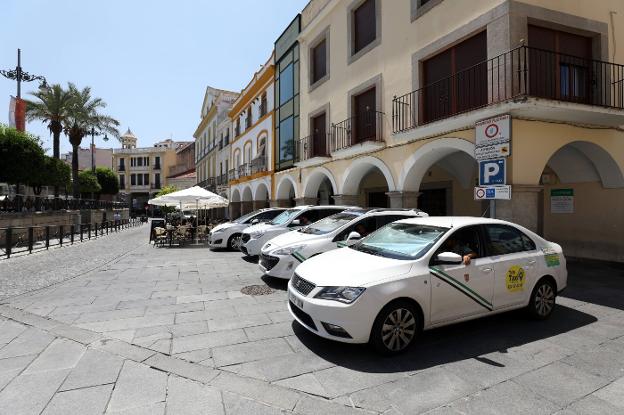 Taxis estacionados en la parada de la Plaza de España. :: brígido