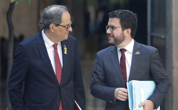 Quim Torra, junto al vicepresidente Pere Aragonès, se dirigen ayer a la reunión del Govern.