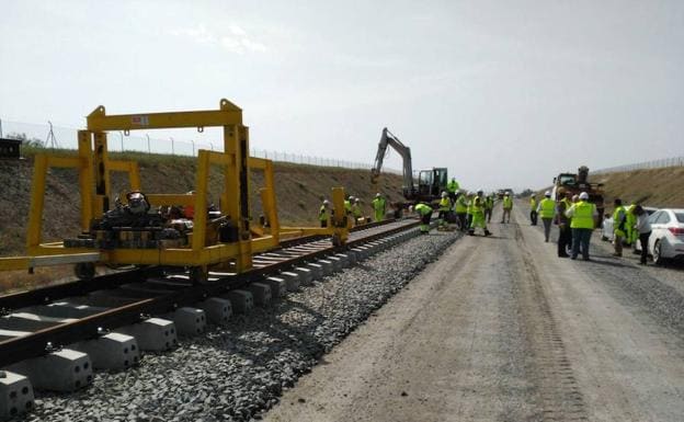 Instalación de las vías del AVE entre Mérida y Cáceres