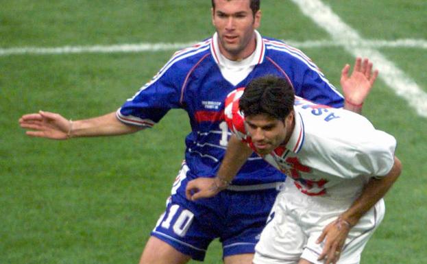 Aljosa Asanovic, en una acción ante Zinedine Zidane. 