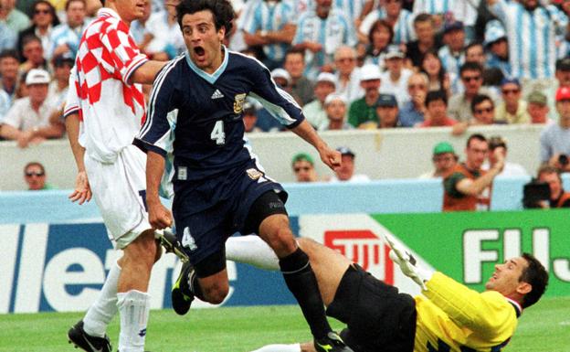 El guardameta Drazen Ladic observa desde el suelo cómo el argentino Héctor Pineda celebra un gol durante la fase de grupos del Mundial de Francia. 