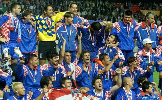 La selección croata celebra el tercer puesto conseguido en el Mundial de Francia 1998. 